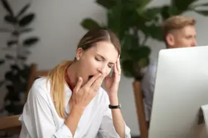 Yawning business woman who is fatigued 